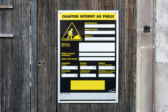 Panneau travaux interdit au public en gros plan.