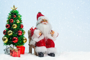 Naklejka na ściany i meble Święty Mikołaj, choinka, prezenty, śnieg