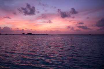 Atardecer en la playa paradisiaca soleada, agua cristalina