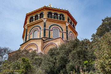 A memorial of Archbishop Makarios III has been erected on the top of Mount Troni, above the famous Kykkos Monastery. The beauty of the memorial is emphasized by the panorama of the Troodos Mountains. 