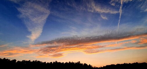 chmury, ogniste niebo, zachód słońca © Kamil