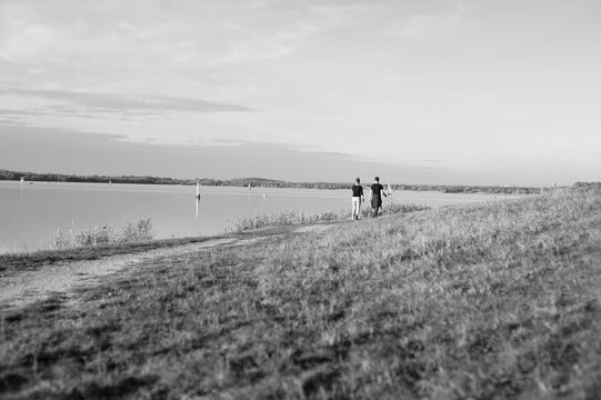 Mann und Frau gehen spazieren am See