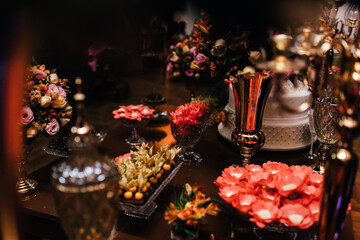 Obraz na płótnie Canvas wedding decoration - wedding table with cake, sweets and flowers