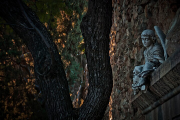 Esculturas y arquitectura en el cementerio de Montjuic.