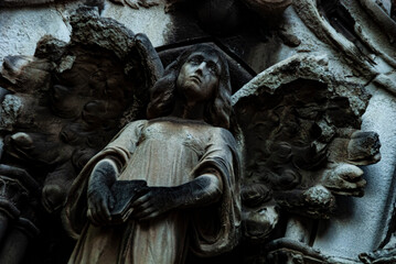 Esculturas y arquitectura en el cementerio de Montjuic.