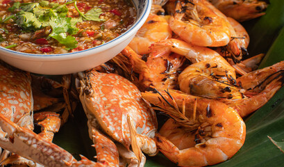 Seafood dishes such as grilled shrimp and crab and seafood sauce It consists of fresh chili, lime juice, ginger, garlic, sugar and fish sauce. A popular seafood set in Thailand.