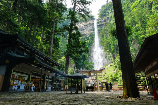 和歌山県那智勝浦町 熊野那智大社、那智の滝と飛瀧神社 境内