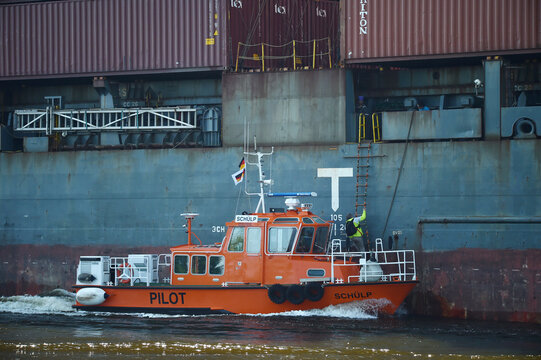 Lotsenboot am Containerschiff 