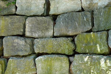 Mauer aus großen Steinen