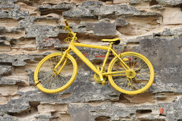 Fototapeta na wymiar Vieux vélo jaune sur un mur