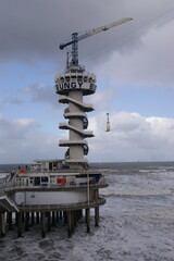 Bungeejumpinganlage über dem Meer in Scheveningen, Niederlande