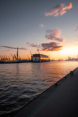 Traumhafter Sonnenuntergang am Hamburger Hafen mit Dock 10