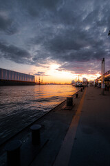 Traumhafter Sonnenuntergang am Hamburger Hafen