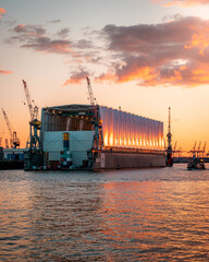 Hamburger Hafen im roten Abendlicht