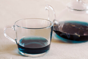 Obraz na płótnie Canvas blue tea in a glass mug and teapot