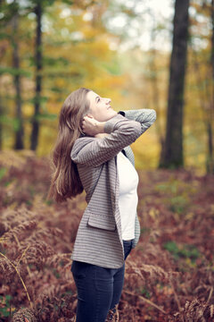 Adolescente souriante dans la forêt en automne