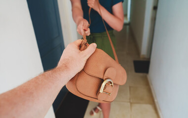 Thief snatches a bag from a woman near her apartment.