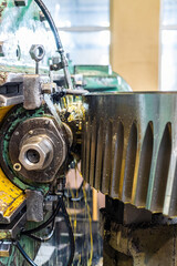 Manufacturing and cutting of a cogwheel tooth on an oil-cooled gear cutting machine.