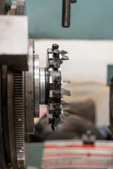 Gear-cutting head with cutters for making and cutting a tooth of a gear wheel and a gear shaft on an oil-cooled gear cutting machine.