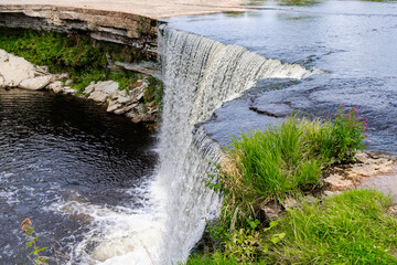 Fototapeta na wymiar der Jägala Wasserfall in Estland, in der Nähe von Tallinn, eine traumhafte Naturlandschaft im Baltikum