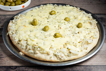 pizza de cuatro variedades de queso con aceitunas recien horneada para comer