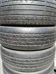 Pila de 4 llantas usadas