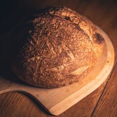 Pagnotta di pane fatto con lievito madre su tavolo di legno