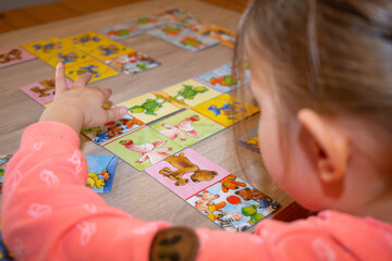 Symbolbild: Kind spielt zur Sprachförderung in der Logopädie (Model released)