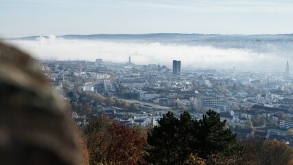 Großstadt Pforzheim im kalten Winter im Nebel