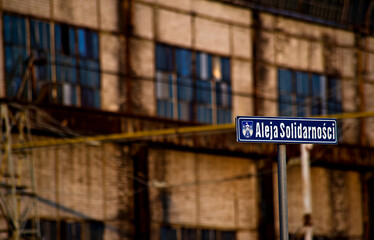 Tabliczka z nazwą ulicy : " Aleja Solidarności ". Plate with the name of the street: " Avenue  Solidarity "