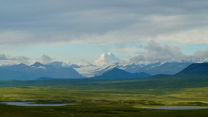 Beautiful view of the valley and the mountains in the background © Helvetikk Media/Wirestock