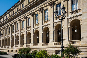Fototapeta na wymiar Side facade of the Opera national de Bordeaux from the Cours du Chapeau-Rouge