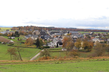 Ein Dorf im Hunsrück. Herbstlandschaft.