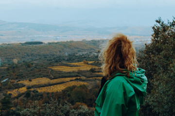 Retrato de una mujer mirando el paisaje otoñal 