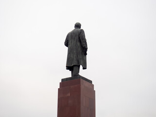Fototapeta premium Monument to the revolutionary. Back view.