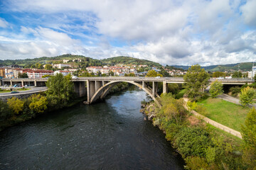 Obraz premium Bridge over the Miño river in the autumn season, in Ourense, Galicia 
