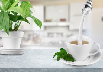 In a cup of tea, pour a sugar substitute. Stevia, erythritol.