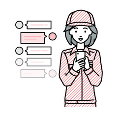 立ってスマートフォンで楽しくチャットで会話する作業員の女性