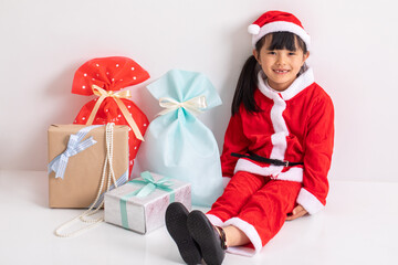 サンタの格好をしたこども
クリスマスプレゼントに囲まれて嬉しそうな女の子