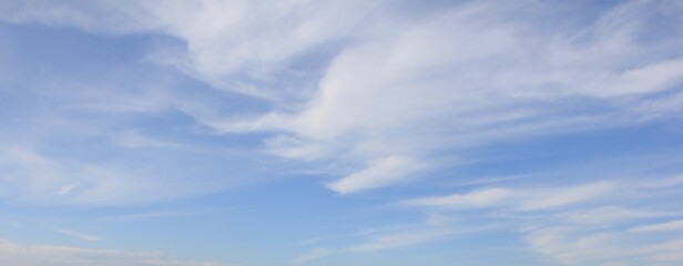 Naklejka na ściany i meble 爽やかな青空と、ハケで刷いたような流れのある白い雲