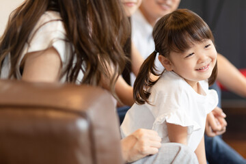 ソファでくつろぐ家族