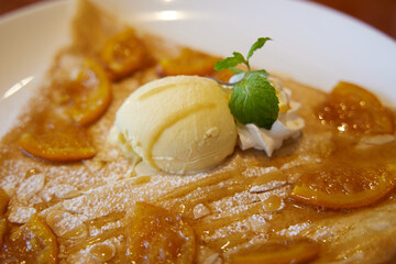 キャラメルのかかったバニラバナナクレープ