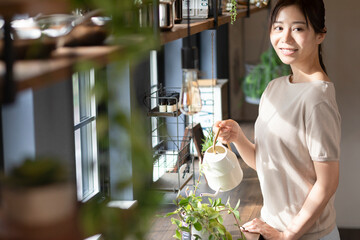 観葉植物に水やりをする夫婦