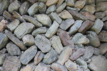 きっちりはしていないものの、ある程度の規則性がある積み方をされている石垣