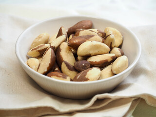 신선한 유기농 견과류 브라질 너트