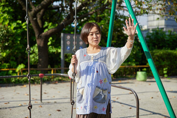 園庭で遊ぶベテラン保育士