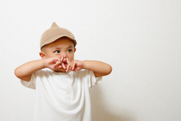 麦わら素材の帽子を被った男の子。
