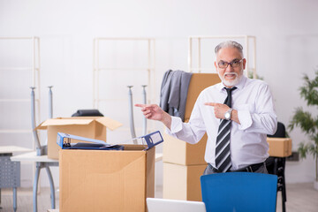 Obraz premium Old male employee in relocation concept