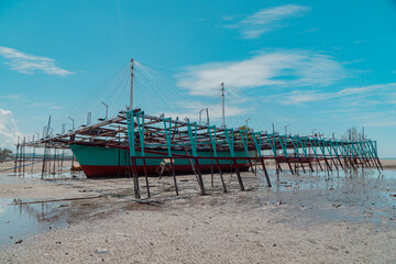 Chart ships that leaned on the shore at low tide