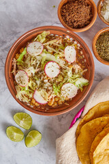 Pozole rojo, sopa mexicana de maíz, comida tradicional en México hecha con granos de maíz y carne de puerco.